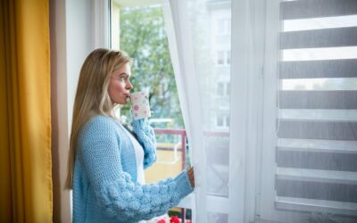 Czym zasłonić okno balkonowe, by zyskać więcej prywatności?