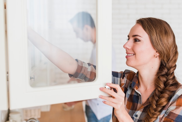 Ile kosztuje okno plastikowe 150x150 i od czego zależy cena?