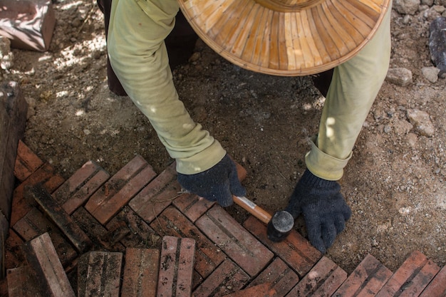 Jak przygotować taras pod kostkę, żeby służył przez lata?