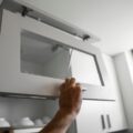 Jak rozmieścić szafki w kuchni, by zyskać więcej przestrzeni?