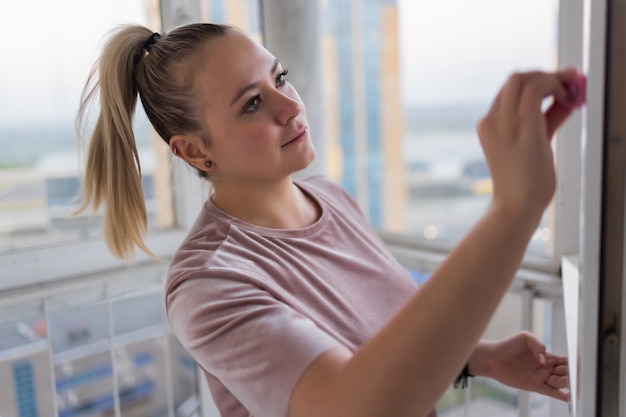 Jak wyregulować docisk drzwi balkonowych, gdy pojawiają się problemy z domykaniem?