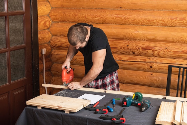 Jak zbudować domek na narzędzia w ogrodzie?