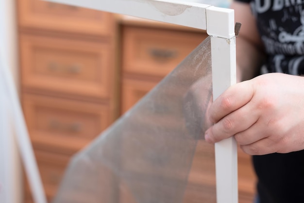 Jak zrobić moskitierę na drzwi, by cieszyć się latem bez uciążliwych owadów?