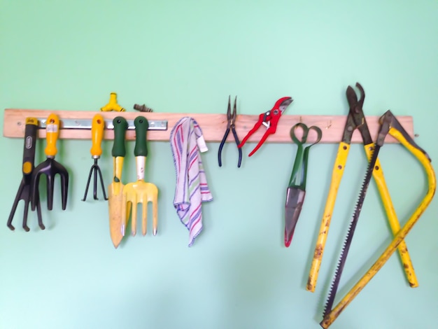 Jak zrobić wieszak na narzędzia ogrodowe z materiałów, które masz pod ręką?