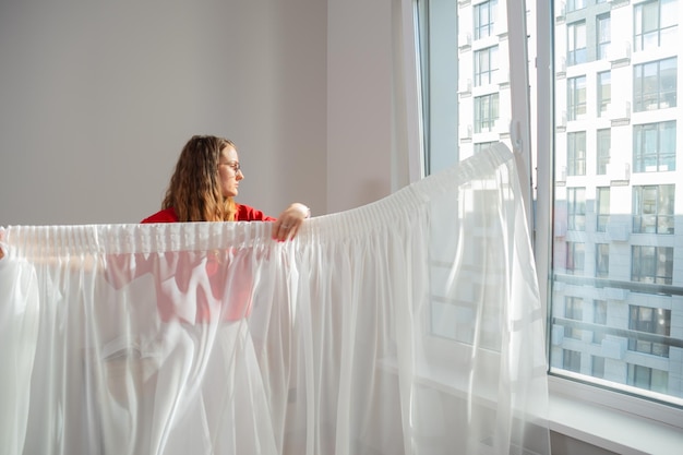 Jakie firanki na okno balkonowe sprawdzą się w nowoczesnym wnętrzu?