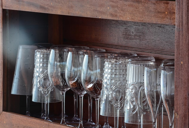 Jak przechowywać szklanki w szufladzie, by uniknąć uszkodzeń?