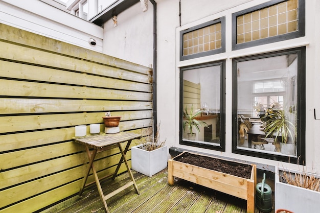 Jak wykończyć panele pod oknem tarasowym, by uniknąć problemów z wilgocią?