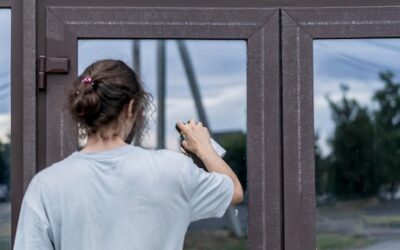 Jak zamknąć okno od zewnątrz w nietypowej sytuacji?