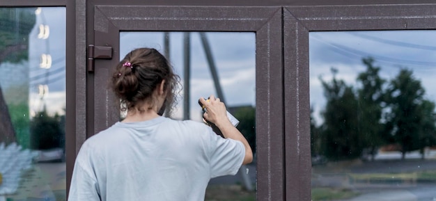Jak zamknąć okno od zewnątrz w nietypowej sytuacji?