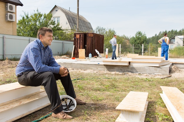 Jak zbudować domek ogrodowy krok po kroku samodzielnie?