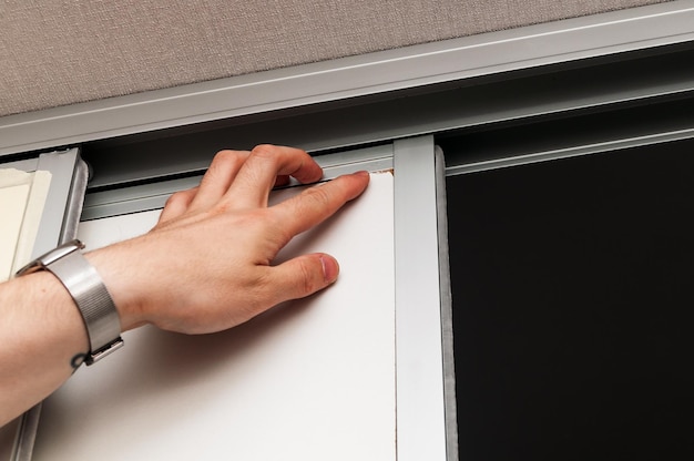 Jak zdemontować roletę zewnętrzną bez uszkodzenia elewacji?