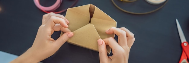 Jak złożyć pudełko Pepco bez użycia taśmy?