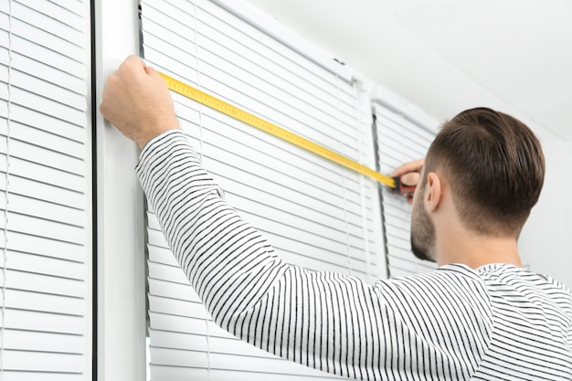 Jak zmierzyć okno na rolety, by pasowały idealnie?