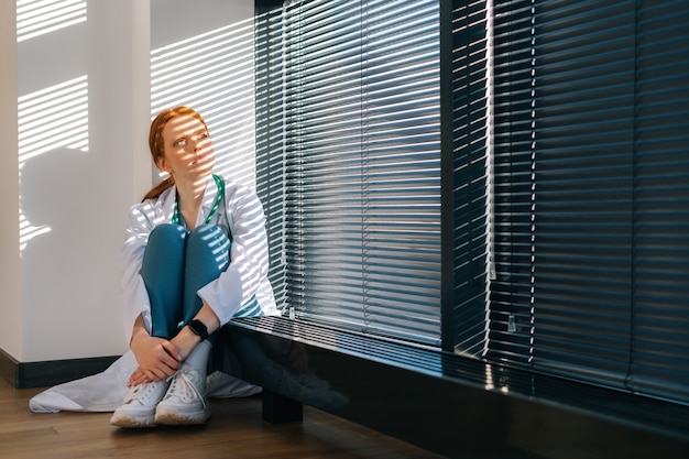 Rolety czy firanki do salonu – co lepiej sprawdzi się w Twoim wnętrzu?