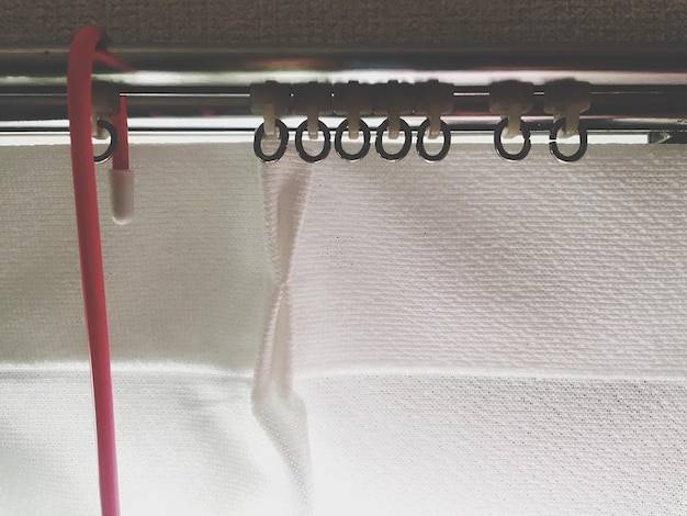 Ile materiału na roletę rzymską potrzeba do okna o nietypowym kształcie?