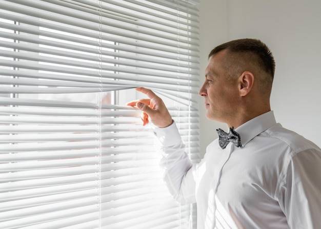 Jak założyć rolety na okno samodzielnie?