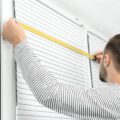 Jak zmierzyć wymiar rolety, aby pasowała do Twojego okna?
