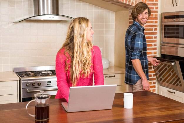 Co postawić na wyspie kuchennej aby była funkcjonalna?