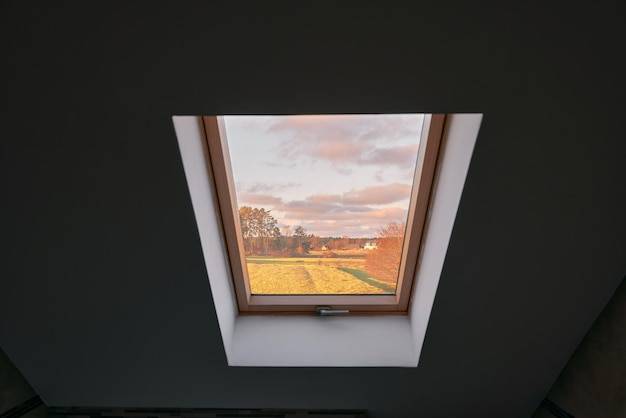 Jak wykończyć okno dachowe od środka, by zyskać więcej światła?