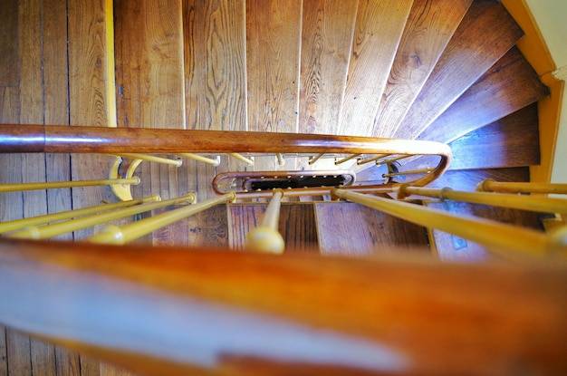 Czym pomalować belki drewniane aby zachowały swój urok?