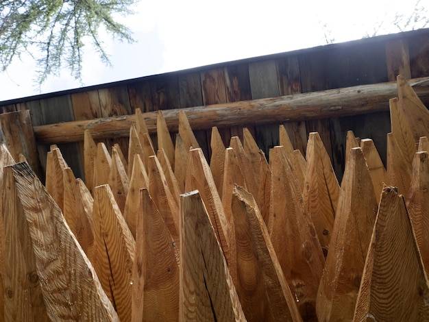 Jak zabudować drewniane słupy w ogrodzie?