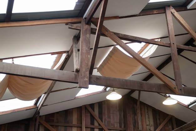Jak zabudować słup na poddaszu w zgodzie z aranżacją wnętrza?