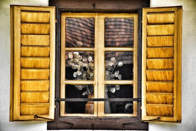 Jak zamontować okiennice drewniane w swoim domu?