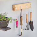 Jak zrobić wieszak na łopaty z dostępnych materiałów?