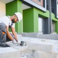 Jak położyć płyty betonowe na tarasie bez błędów?